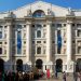Die Fassade des Palazzo Mezzanotte an der Piazza Affari in Mailand mit hohen Säulen und Passanten