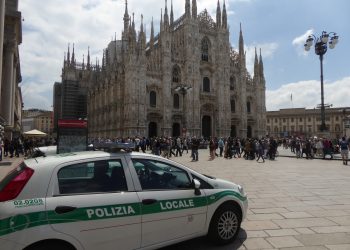 Wagen der Polizia Locale vor dem Mailänder Dom und Besuchern auf der Piazza del Duomo im Mai 2018