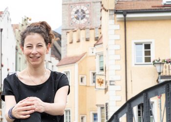 Porträt der Komponistin Manuela Kerer, die beim Vortrag über ihre musikalischen Klänge spricht