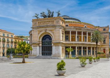 Das Teatro Politeama mit Bronzegespann auf dem Dach an der Piazza Ruggero Settimo in Palermo unter blauem Himmel