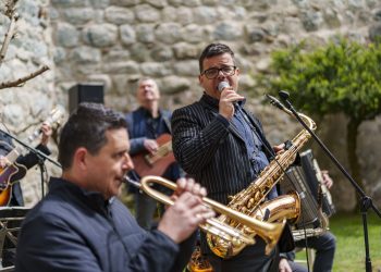 Die Matinée im Burghof von Schloss Goyen in Schenna mit Musik und kleinen Häppchen.