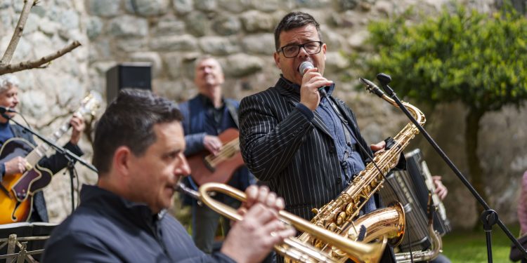 Die Matinée im Burghof von Schloss Goyen in Schenna mit Musik und kleinen Häppchen.