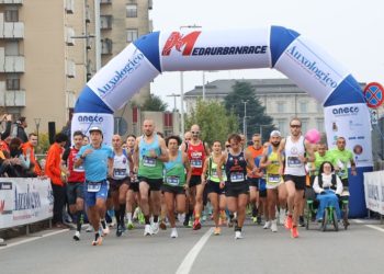 Läufergruppe beim Meda Urban Race, aufgenommen während des Rennens im Jahr 2025.