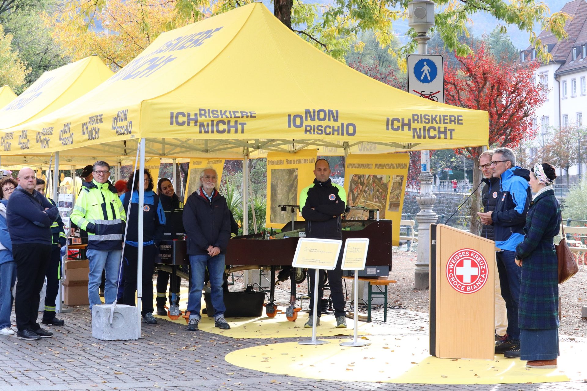 Aktion zum Hochwassertag in Meran, organisiert von Bevölkerungsschutz und Freiwilligenorganisationen