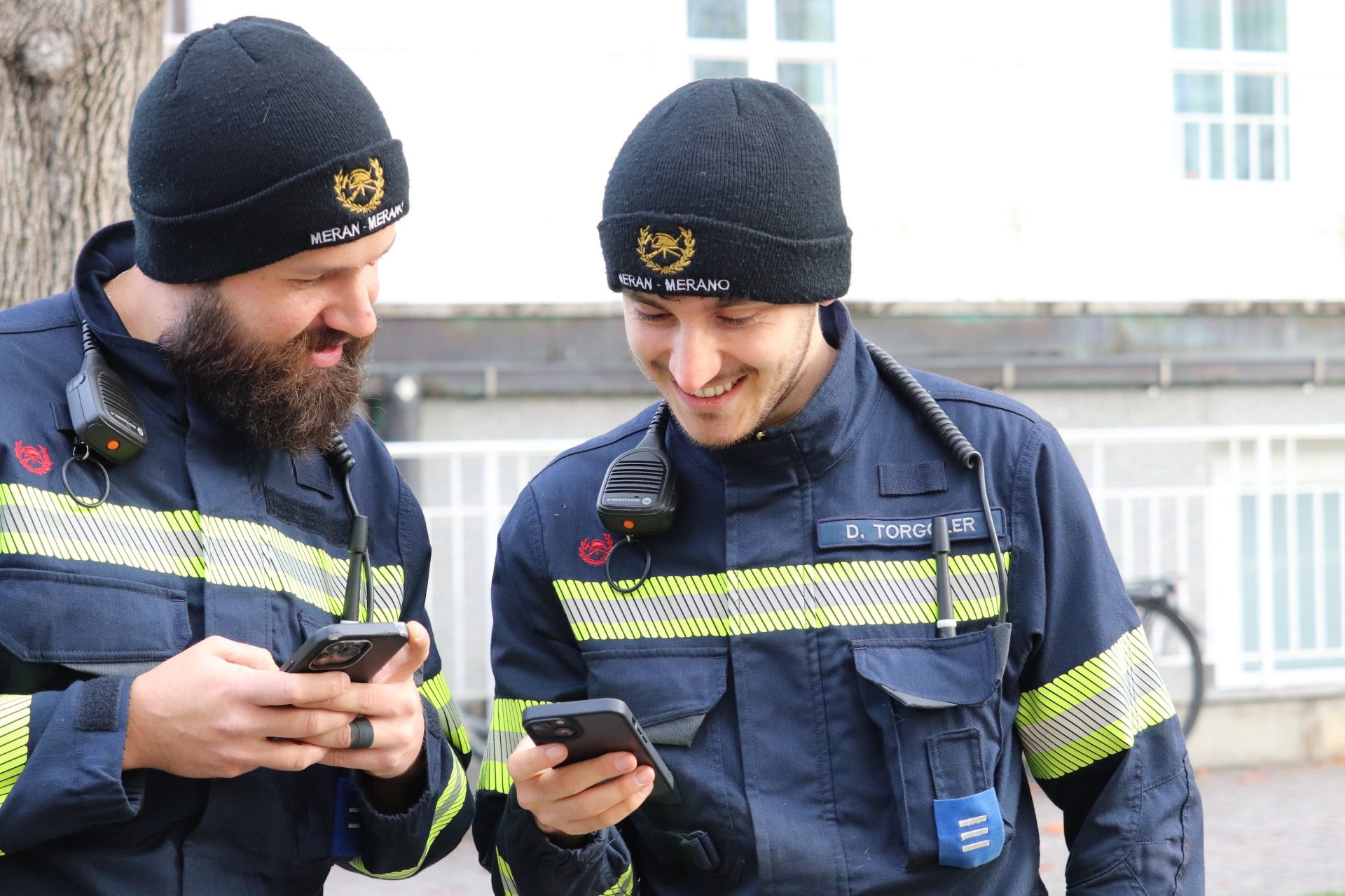 Mitglieder der Freiwilligen Feuerwehr Meran beteiligen sich am Hochwassertag auf der Passerpromenade