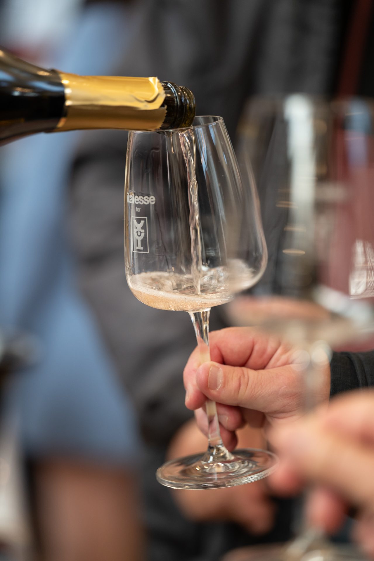 Schaumwein wird beim Catwalk Champagne des Merano WineFestival in ein Verkostungsglas eingeschenkt