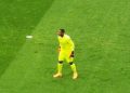 Mike Maignan im gelben Torwarttrikot auf dem Rasen im San-Siro-Stadion, Archivaufnahme vom April 2023