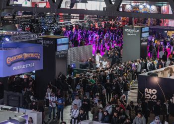 Gedränge in einer Messehalle der Milan Games Week mit Bühne, Bildschirmen und Ständen auf dem Messegelände Rho