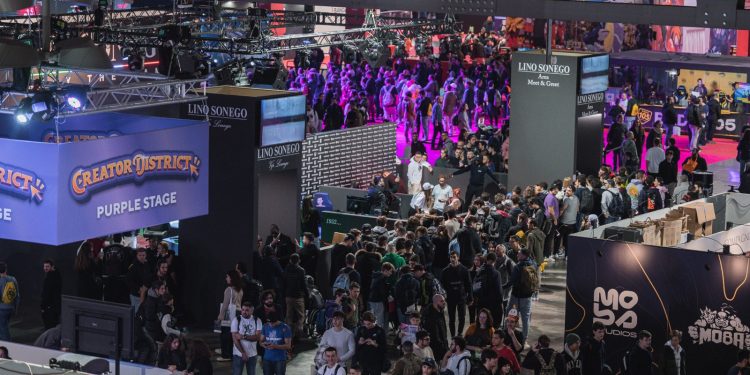 Gedränge in einer Messehalle der Milan Games Week mit Bühne, Bildschirmen und Ständen auf dem Messegelände Rho
