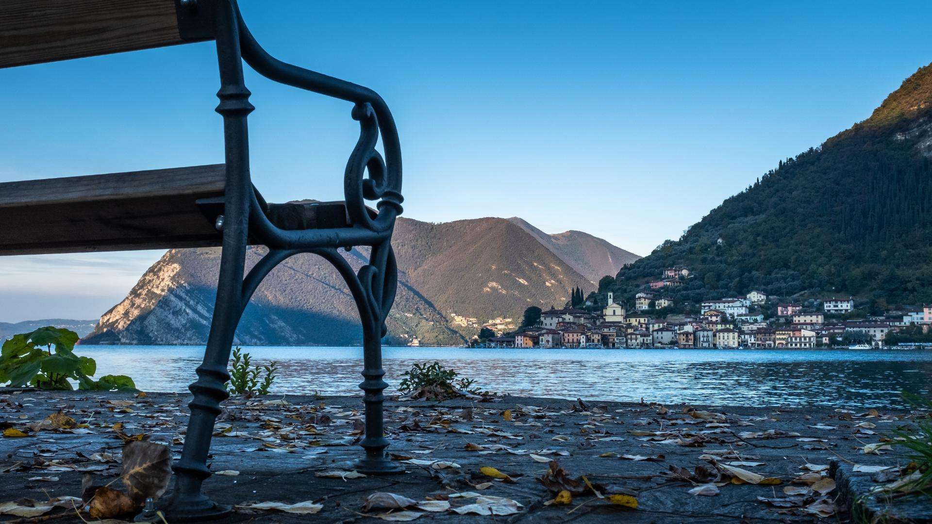 Eiserne Sitzbank am Ufer von Monte Isola mit Blick über den Iseosee