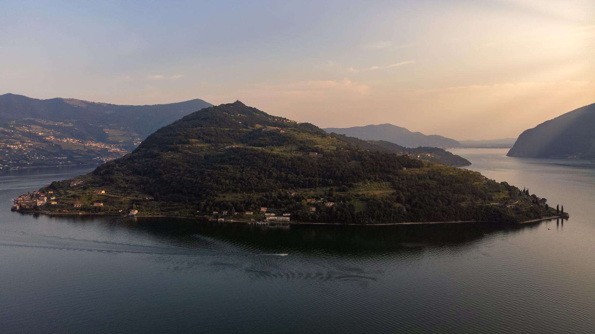 Monte Isola im Abendlicht Monte Isola im Iseosee im Abendlicht, dahinter die Berge der Lombardei