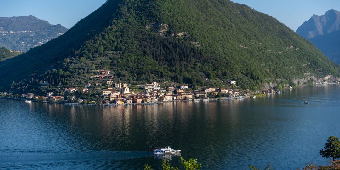 Monte Isola im Iseosee mit Peschiera Maraglio am Ufer und dem Santuario auf dem Gipfel