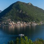 Monte Isola im Iseosee mit Peschiera Maraglio am Ufer und dem Santuario auf dem Gipfel