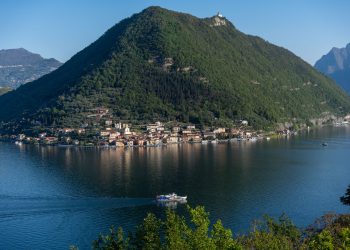 Monte Isola im Iseosee mit Peschiera Maraglio am Ufer und dem Santuario auf dem Gipfel