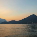 Umriss von Monte Isola bei Sonnenuntergang über dem Iseosee