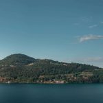 Die bewaldete Insel Monte Isola vom Wasser des Iseosees aus