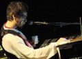 Morgan sitzt bei einem Konzert 2007 am Keyboard, vor ihm ein Mikrofon auf der dunklen Bühne