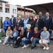 23 Fachleute aus Deutschland, Österreich, Tschechien und Italien sitzen an einem langen Tisch und diskutieren über naturnahe Gärten.