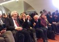 Nicola Piovani sitzt bei einer Präsentation 2018 neben Tosca und Mogol in einer Reihe von Gästen