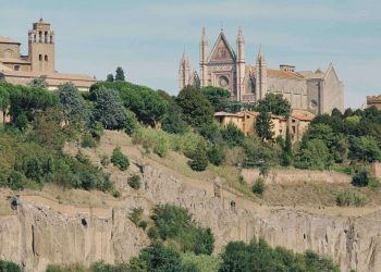 Der Dom von Orvieto ragt über die bewachsene Felskante des Tuffsteinfelsens
