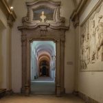 Beleuchteter Arkadenhof des Palazzo di Brera in Mailand bei Nacht mit der Napoleon-Statue in der Mitte