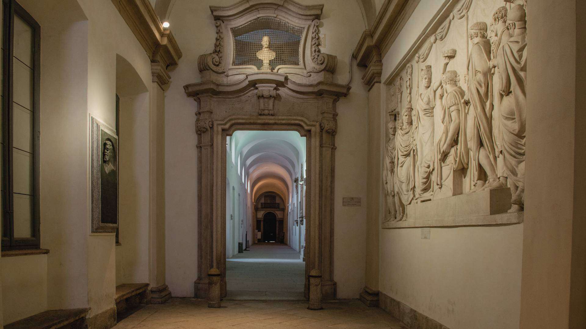 Beleuchteter Arkadenhof des Palazzo di Brera in Mailand bei Nacht mit der Napoleon-Statue in der Mitte
