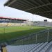 Blick von der überdachten Tribüne über den Rasen und die Sitzplätze im Stadio Ennio Tardini in Parma