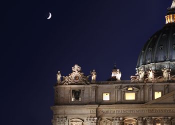 Die Kuppel des Petersdoms in Rom bei Nacht im Mondlicht