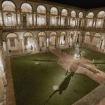 Blick durch ein Steinportal in die Saalflucht der Pinacoteca di Brera in Mailand mit Reliefs an der Wand