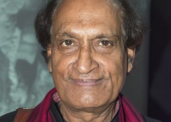 Der Fotograf Raghu Rai mit rotem Schal blickt in die Kamera, Archivporträt vom März 2015