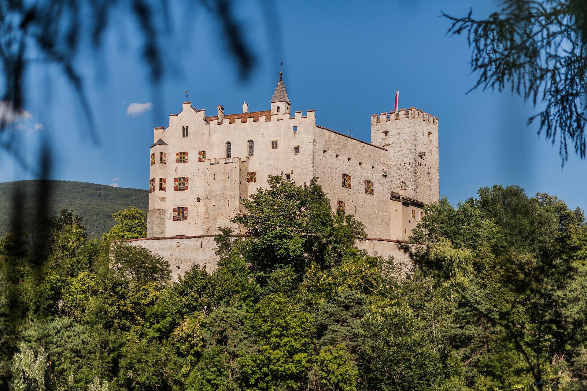 Schloss Bruneck mit Bergfried und Wohntrakt über den Baumkronen, Sitz des Messner Mountain Museum Ripa