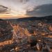 Beleuchtete Altstadt von Scicli im Tal unter einem Abendhimmel