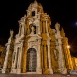 San Bartolomeo in Scicli bei Nacht Beleuchtete Turmfassade der Kirche San Bartolomeo in Scicli bei Nacht