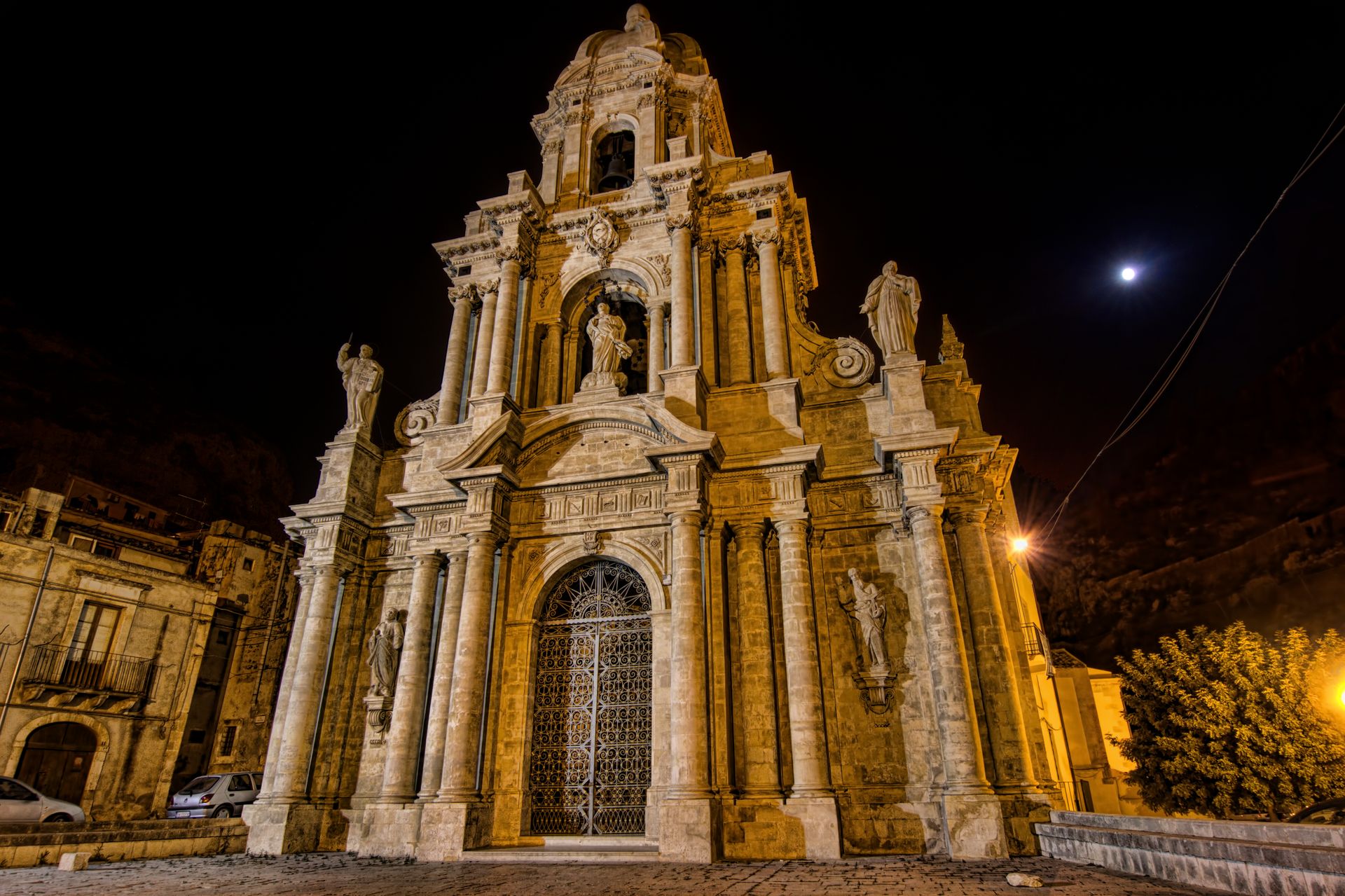 San Bartolomeo in Scicli bei Nacht Beleuchtete Turmfassade der Kirche San Bartolomeo in Scicli bei Nacht