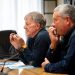 Verbands-Präsident Flavio Prinoth (links) und Vizepräsident Roland Antholzer stehen nebeneinander und sprechen über die Bedeutung von Perspektiven für Nachwuchsskilehrer in Südtirol.