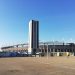 Außenansicht des Stadio Olimpico Grande Torino mit seinem hohen Turm und dem Vorplatz bei blauem Himmel
