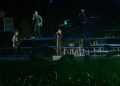 Vasco Rossi singt mit seiner Band auf einer beleuchteten Konzertbühne in Turin im Juni 2013