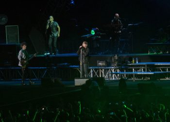 Vasco Rossi singt mit seiner Band auf einer beleuchteten Konzertbühne in Turin im Juni 2013