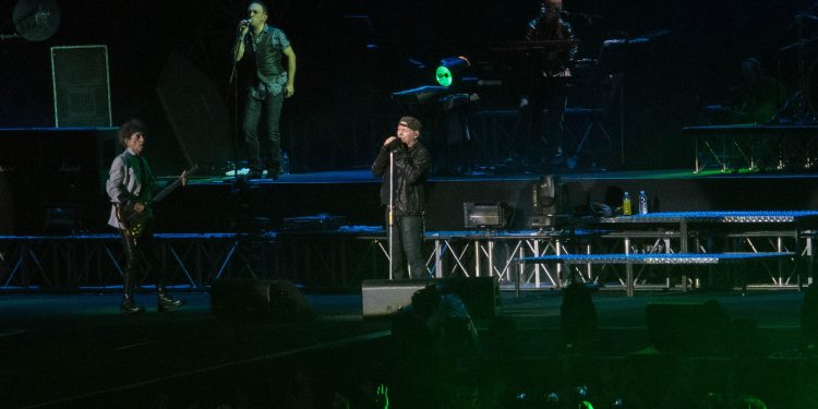 Vasco Rossi singt mit seiner Band auf einer beleuchteten Konzertbühne in Turin im Juni 2013
