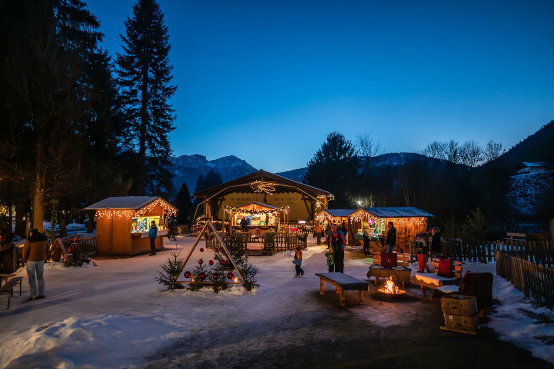Besucher bei der Veranstaltung Weihnacht im Park in Rasen-Antholz.