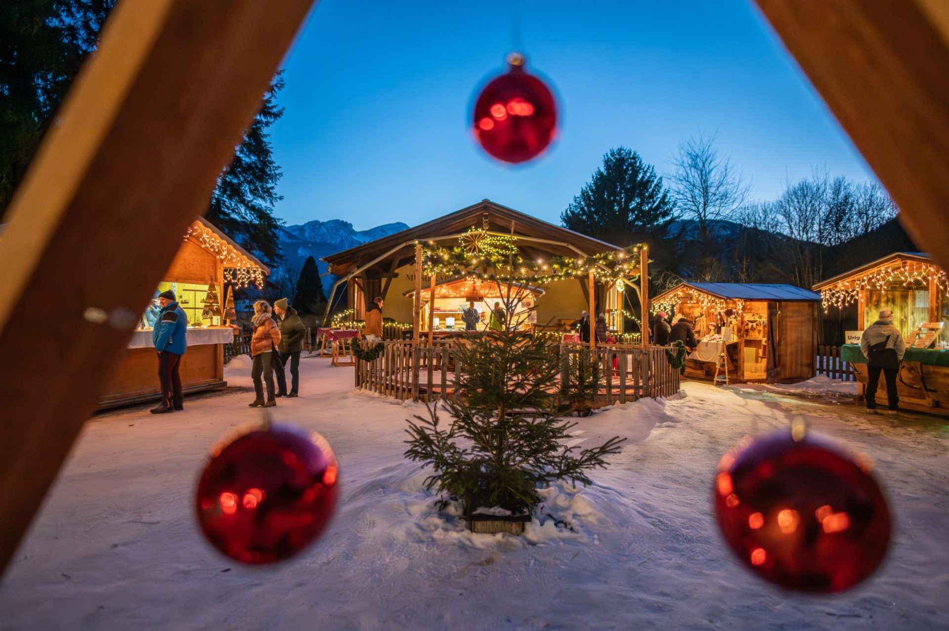 Angebot an den Ständen beim Weihnachtsmarkt in Rasen-Antholz.
