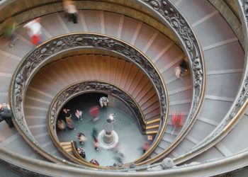Blick von oben in die spiralförmige Treppe der Vatikanischen Museen mit Besuchern auf den Stufen