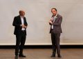 Schuldirektor Matthias Ratering und Bildungslandesrat Philipp Achammer unterhalten sich über die Entwicklung der WFO Franz Kafka Meran und die Anforderungen an eine zeitgemäße wirtschaftliche Ausbildung.