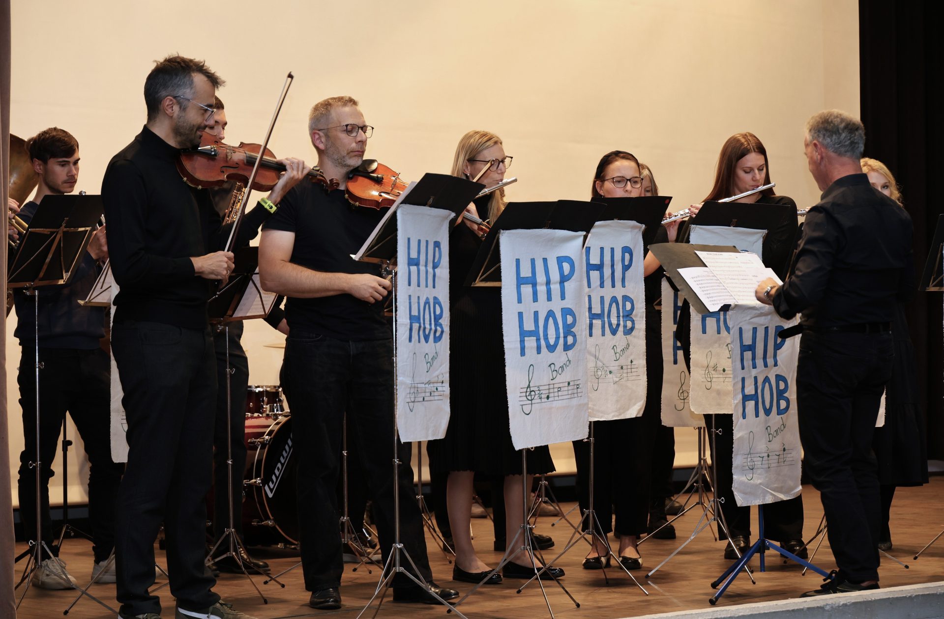 Die ehemalige HIP-HOB-Band unter der Leitung von Hubert Brugger begleitet die Jubiläumsfeier der WFO Franz Kafka Meran musikalisch.