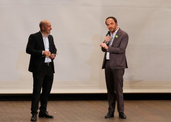 Schuldirektor Matthias Ratering und Bildungslandesrat Philipp Achammer unterhalten sich über die Entwicklung der WFO Franz Kafka Meran und die Anforderungen an eine zeitgemäße wirtschaftliche Ausbildung.