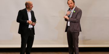 Schuldirektor Matthias Ratering und Bildungslandesrat Philipp Achammer unterhalten sich über die Entwicklung der WFO Franz Kafka Meran und die Anforderungen an eine zeitgemäße wirtschaftliche Ausbildung.