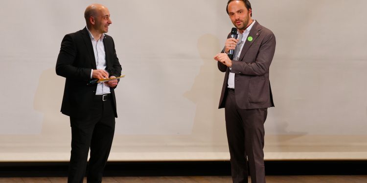 Schuldirektor Matthias Ratering und Bildungslandesrat Philipp Achammer unterhalten sich über die Entwicklung der WFO Franz Kafka Meran und die Anforderungen an eine zeitgemäße wirtschaftliche Ausbildung.