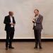 Schuldirektor Matthias Ratering und Bildungslandesrat Philipp Achammer unterhalten sich über die Entwicklung der WFO Franz Kafka Meran und die Anforderungen an eine zeitgemäße wirtschaftliche Ausbildung.