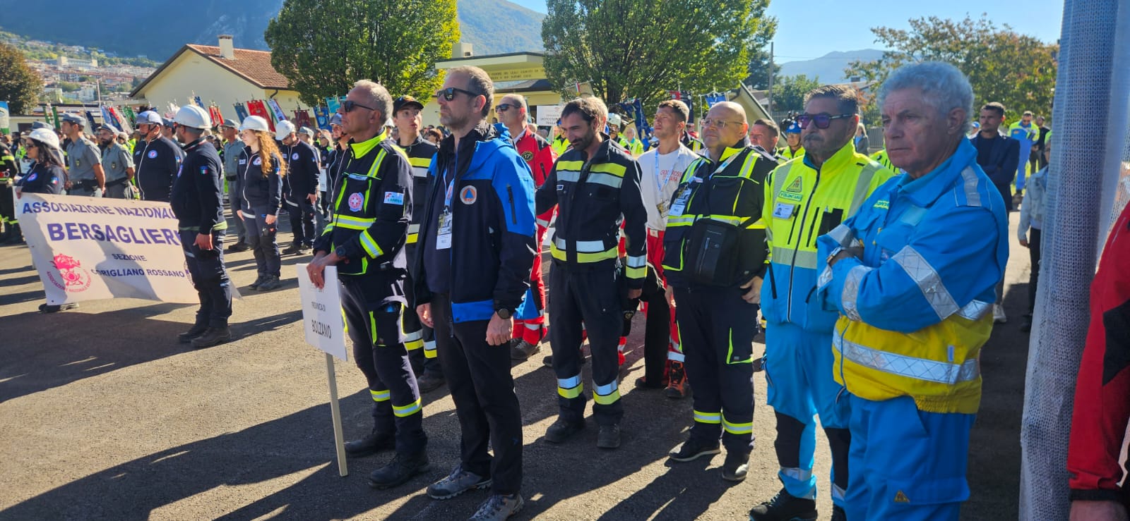 Vertreter der Agentur für Bevölkerungsschutz, Zivilschutz im Weißen Kreuz, Rotes Kreuz, Freiwillige Feuerwehr und Rettungshundestaffel in Gemona del Friuli.