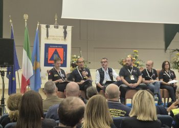 Delegation Südtiroler Hilfsorganisationen und Vertreter der Agentur für Bevölkerungsschutz bei einem Treffen in Gemona del Friuli.
